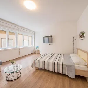  Apartment Aurora